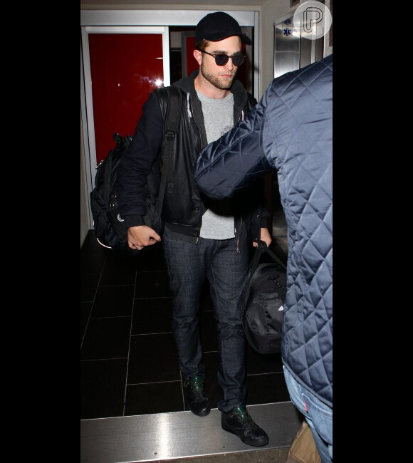Robert Pattinson é flagrado desembarcando em Los Angeles em novembro de 2012