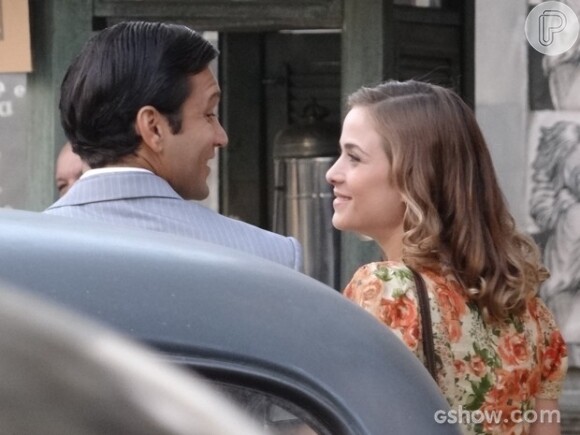Hilda (Luiza Valdetaro) aceita o convite de Aderbal (Armando Babaioff) para um chá e Toni (Thiago Lacerda) fica enciumado ao vê-los juntos, em 'Joia Rara', em 7 de março de 2014