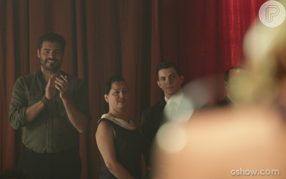 Toni (Thiago Lacerda) aplaude Hilda (Luiza Valdetaro) ao vê-la cantando no palco do Cabaré Pacheco Leão, em 'Joia Rara'