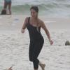 Danielle Winits faz treino na praia da Barra da Tijuca, no Rio