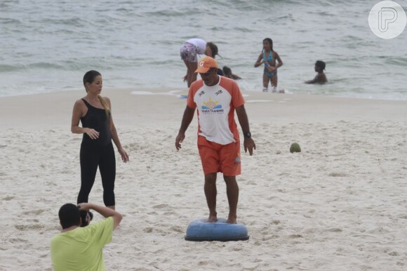 Danielle Winnits treina Beach Training na praia com o instrutor Miguel Habib