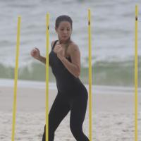 Danielle Winits faz treinamento pesado na praia. 'Ela é empenhada', diz personal
