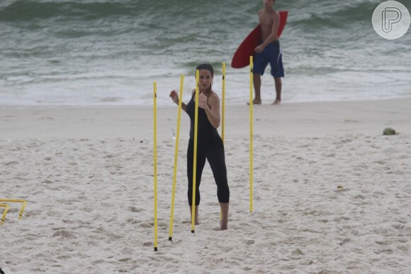 Danielle se exercita com obstáculos do Beach Training