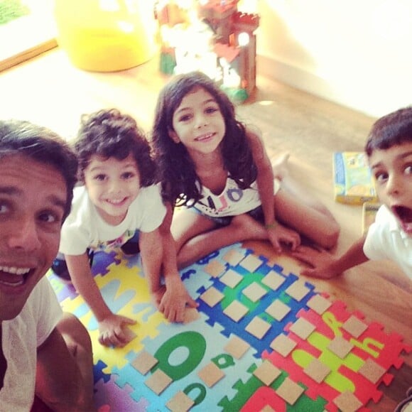 Márcio Garcia brinca com os três filhos Pedro, de 10 anos, Nina, de 8 anos, e Felipe, de 5