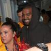 Kanye West chega sorridente ao camarote da Devassa, na Marquês de Sapucaí, no Rio