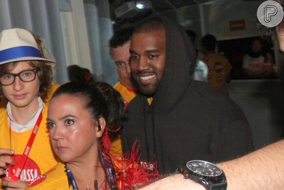Kanye West chega sorridente ao camarote da Devassa, na Marquês de Sapucaí, no Rio