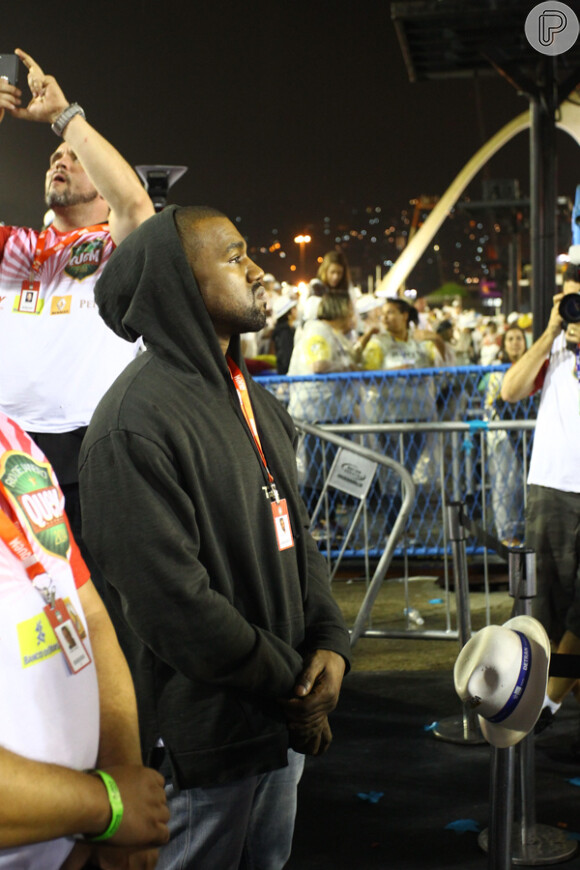 Kanye West assiste aos defiles das campeãs ne Sapucaí, no Rio de Janeiro, na companhia de alguns amigos, em 8 de março de 2014