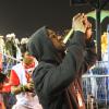 Kanye West tira fotos com seu celular dos desfiles das campeãs na Sapucaí