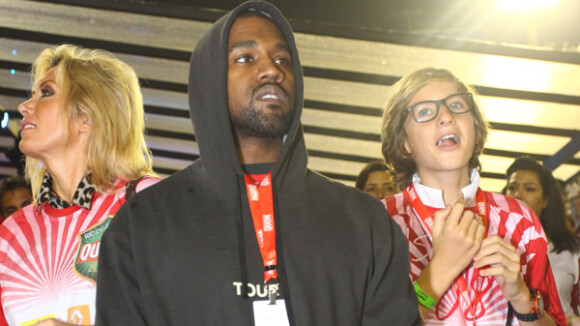 Kanye West assiste aos desfiles das campeãs e deita para relaxar em camarote