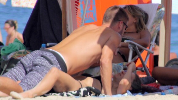 Fernanda Lima troca beijos apaixonados com Rodrigo Hilbert na praia