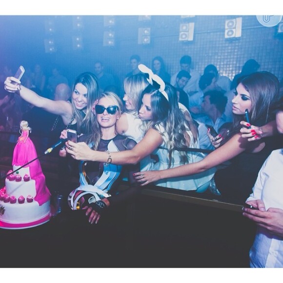 Paris Hilton foi a DJ de sua própria festa