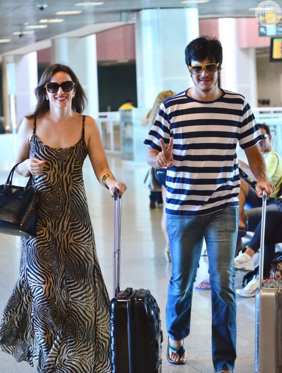 Mateus Solano e Paula Braun embarcam em aeroporto no Rio de Janeiro nesta terça-feira, 11 de março de 2014