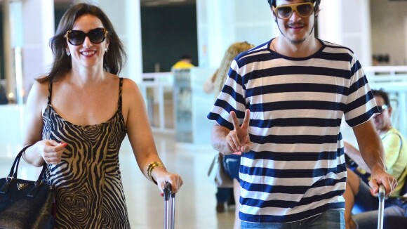 Com novo visual, Mateus Solano e Paula Braun embarcam em aeroporto no Rio
