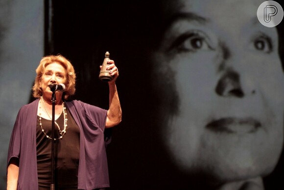 Eva Wilma recebe prêmio em São Paulo