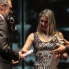 Fernanda Lima recebe o troféu