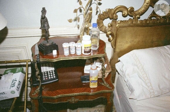 Durante as investigações das causas da morte de Michael Jackson foram encontrados medicamentos e tanques de oxigênio no quarto do cantor 