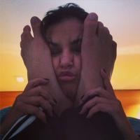 Di Ferrero posta foto de Mariana Rios cheirando seus pés: 'Momento lindo'