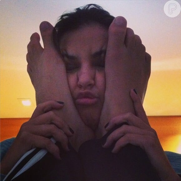Di Ferrero publica foto em seu Instagram da noiva, Mariana Rios, sendo 'apertada' pelos pés do amado e se declara para ela, em 16 de janeiro de 2013