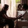 Helena (Julia Lemmertz) ajuda Neidinha (Elina de Souza) a guardar seu segredo na novela 'Em Família'
