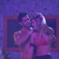 'BBB 14': Marcelo e Poly dançam sensualmente enquanto Slim pede beijo à Angela