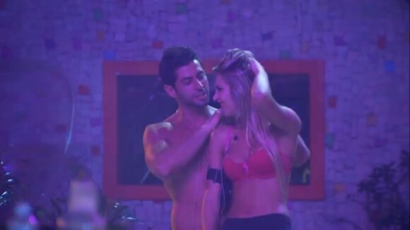 'BBB 14': Marcelo e Poly dançam sensualmente enquanto Slim pede beijo à Angela