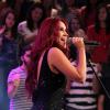 Dulce María grava participação no programa 'Altas Horas', em 13 de março de 2014