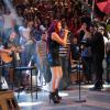Dulce María grava participação no programa 'Altas Horas', em 13 de março de 2014