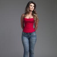 Paula Fernandes mostra cintura fina em ensaio de calça jeans para revista