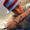 Justin Bieber faz uma nova tatuagem em seu braço direito, em 14 de março de 2014