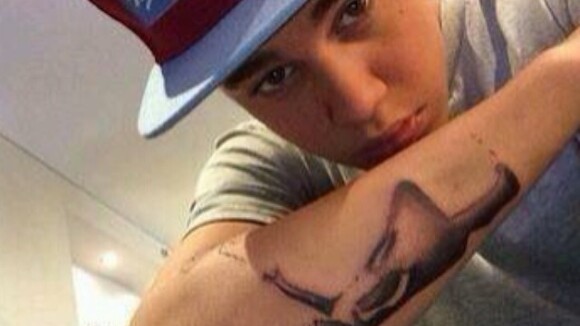 Justin Bieber faz tatuagem com uma das obras mais conhecidas do Bansky