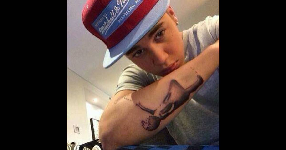 A garota com tatuagem Justin Bieber Faz Tatuagem Com Uma Das Obras Mais Conhecidas Do Bansky Purepeople