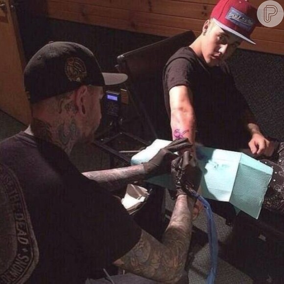Justin Bieber faz tatuagem da obra do grafiteiro Banksy no braço direito