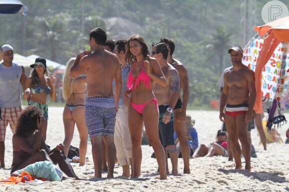 Bruna Marquezine exibe sua boa forma durante gravação de uma cena de 'Em Família', na praia da Macumba, no Rio de Janeiro, no sábado, 15 de março de 2014