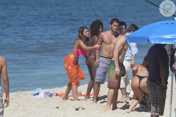 Bruna Marquezine grava cena de 'Em Família', na praia da Macumba, no Rio de Janeiro, no sábado, 15 de março de 2014. Em cena também estavam Bruno Gissoni, Monica Melissa e Erica Januza