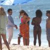Bruna Marquezine grava cena de 'Em Família', na praia da Macumba, no Rio de Janeiro, no sábado, 15 de março de 2014. Em cena também estavam Bruno Gissoni, Monica Melissa e Erica Januza