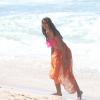 Bruna Marquezine grava cena de 'Em Família', na praia da Macumba, no Rio de Janeiro, no sábado, 15 de março de 2014. Em cena também estavam Bruno Gissoni, Monica Melissa e Erica Januza
