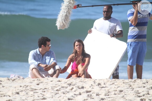 Bruna Marquezine grava cena de 'Em Família', na praia da Macumba, no Rio de Janeiro, no sábado, 15 de março de 2014. Em cena também estavam Bruno Gissoni, Monica Melissa e Erica Januza