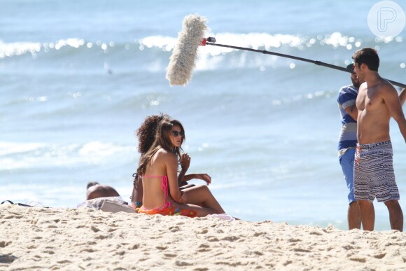 Bruna Marquezine grava cena de 'Em Família', na praia da Macumba, no Rio de Janeiro, no sábado, 15 de março de 2014. Em cena também estavam Bruno Gissoni, Monica Melissa e Erica Januza