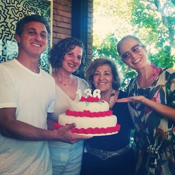 Luciano Huck e Angélica aproveitaram o domingo, 16 de março de 2014, para festejar o aniversário de suas mães, Marta e Angelina, respectivamente