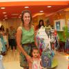Dani Monteiro com a filha, Maria, de 2 anos, no lançamento da coleção Puzzle, da grife infantil Alphabeto, no Via Parque Shopping, na Barra da Tijuca, Zona Oeste do Rio de Janeiro, nesta segunda-feira, 17 de março de 2014