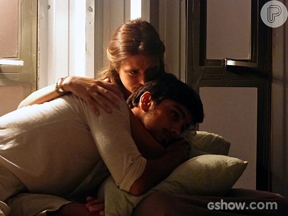 Lili (Juliana Paiva) fica arrasada com o estado de Marlon (Rodrigo Simas), em 'Além do Horizonte'