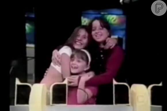 Ingrid Fridman ao lado das atrizes mirins Cecília Dassi e Ana Carolina Dias no 'Domingão do Faustão', em 1998