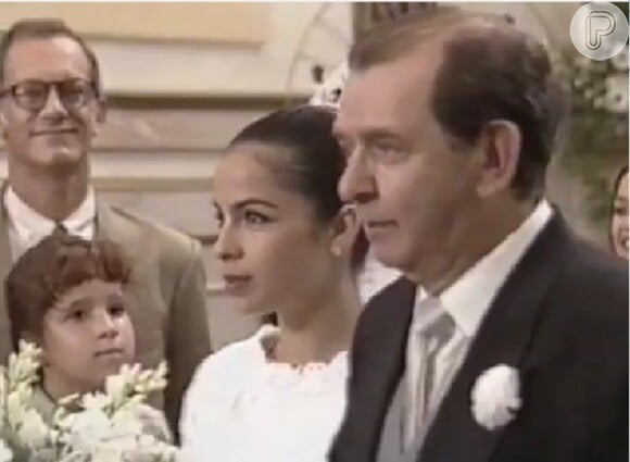 Ingrid Fridman ao lado de Ricardo Petraglia em cena do casamento da personagem de Maria Ribeiro em 'História de Amor'