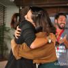 Giovanna Antonelli abraça Tainá Müller em sua festa surpresa preparada pelo elenco de 'Em Família'