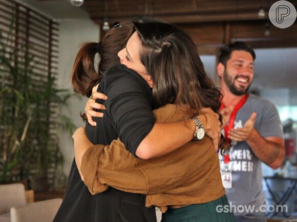 Giovanna Antonelli abraça Tainá Müller em sua festa surpresa preparada pelo elenco de 'Em Família'