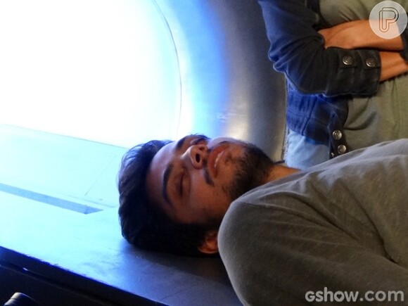 Marlon (Rodrigo Simas) é submetido à máquina da felicidade, em 'Além do Horizonte', em 20 de março de 2014