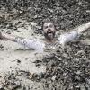 Hermes (Alexandre Nero) morre na lama gulosa, em 'Além do Horizonte'