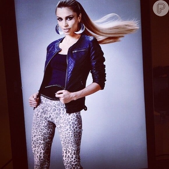 Grazi Massafera usa legging animal print em campanha de moda