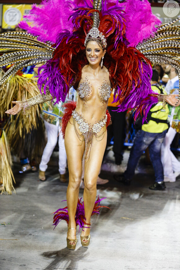 Ticiane Pinheiro exibiu sua boa forma no carnaval deste ano no defsile da Vila Isabel