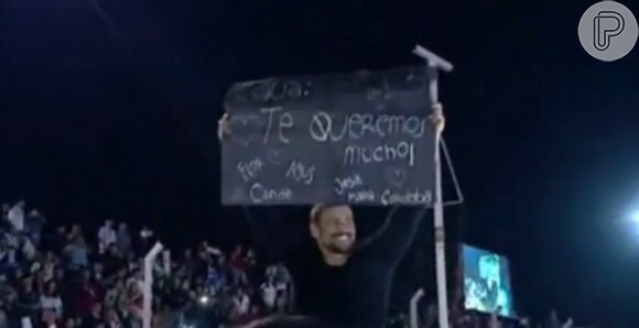Cauã Reymond recebeu cartazes com frases de carinho de suas fãs locais